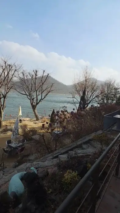 카페 내부와 북한강 뷰