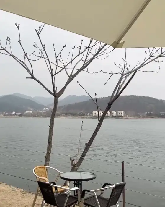 야외 테이블과 북한강 뷰