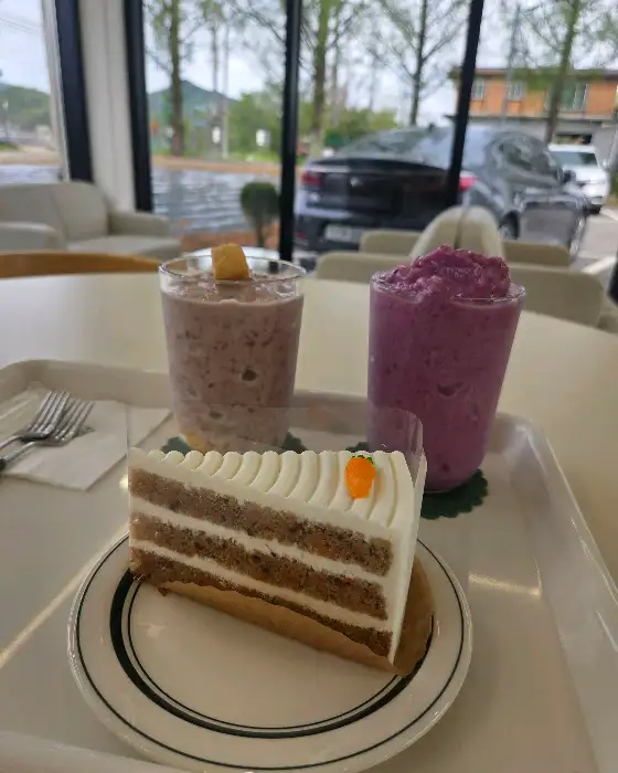 담순로153 딸기 라떼와 케이크