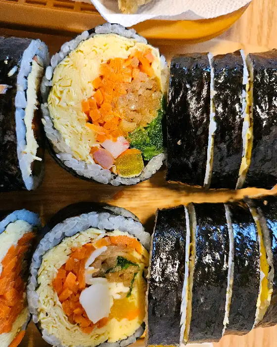 다양한 속재료가 보이는 김밥 단면