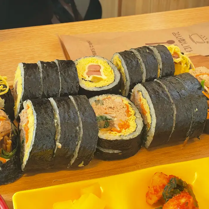 다양한 속재료가 보이는 김밥 단면