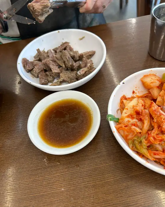 수육 접시와 김치, 그리고 곁들임 소스