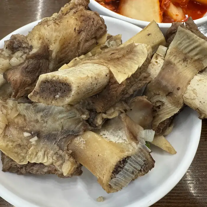 푸짐한 양의 냉면 고명