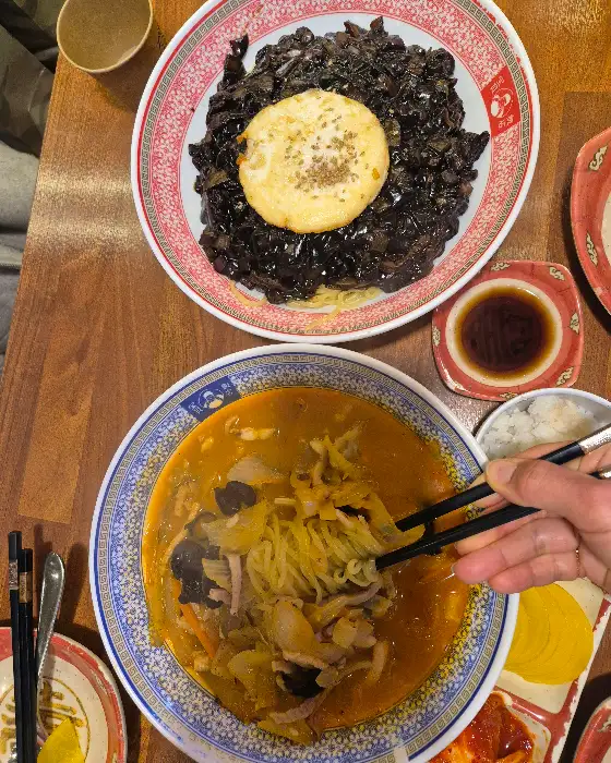 짜장면과 짬뽕이 함께 놓인 식탁