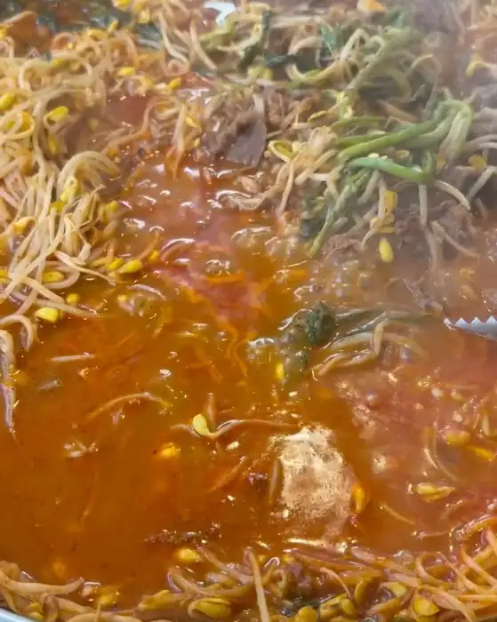 산더미 물갈비가 끓고 있는 모습