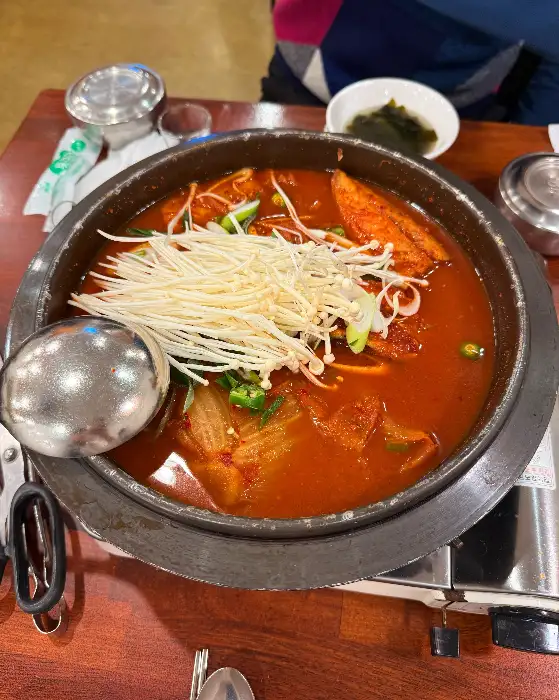 푸짐하게 끓여지고 있는 갈치무조림