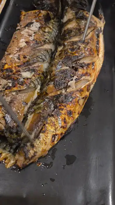 넓고 정갈하게 차려진 식당 내부 모습