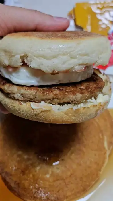 손에 들린 맥도날드 맥모닝 샌드위치