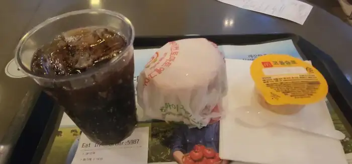 콜라와 햄버거, 디저트가 담긴 쟁반