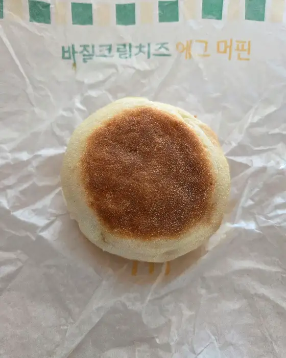 빵 위에 패티와 계란, 토마토가 올려진 에그 머핀
