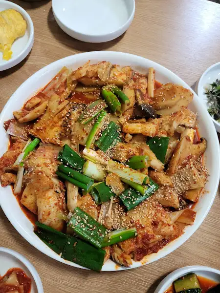 맛있게 양념된 오리고기 요리