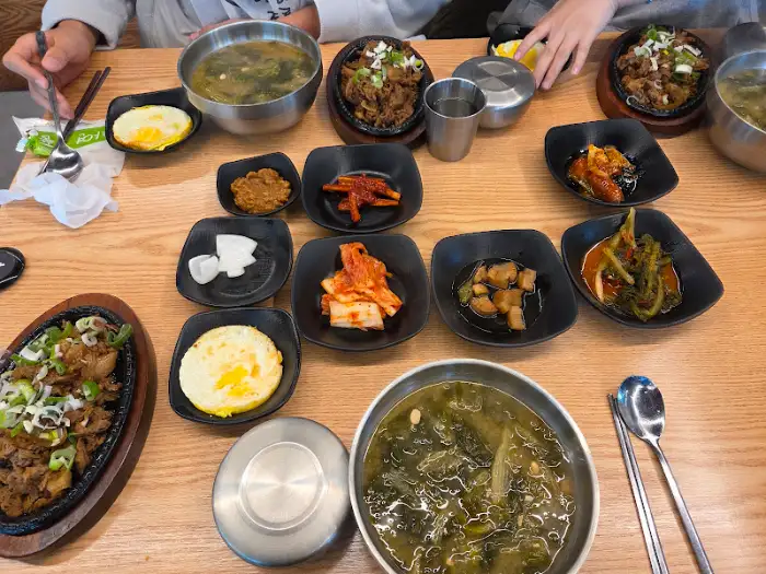 다양한 밑반찬과 메인 요리