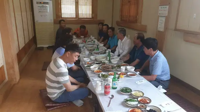 홀에서 식사하는 사람들