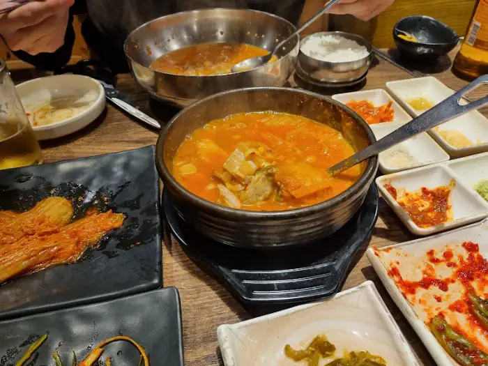 김치찌개와 밥, 그리고 반찬들