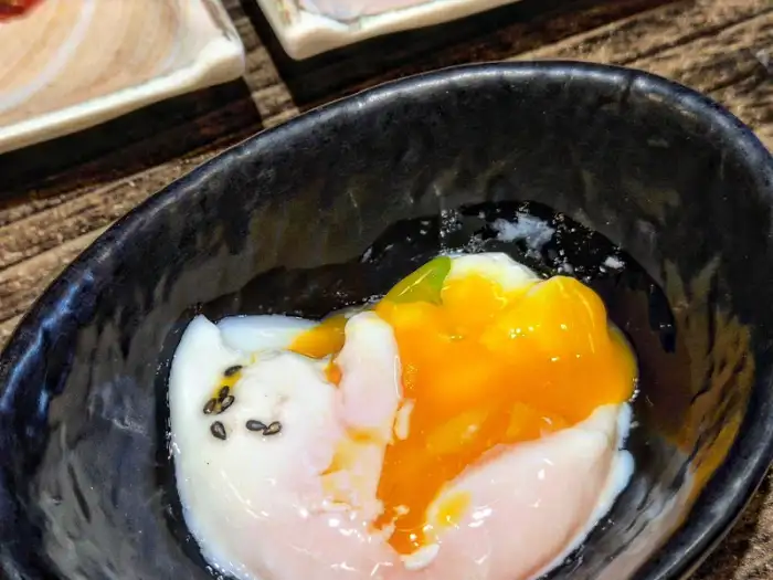 밑반찬으로 나온 갓김치와 무채 샐러드