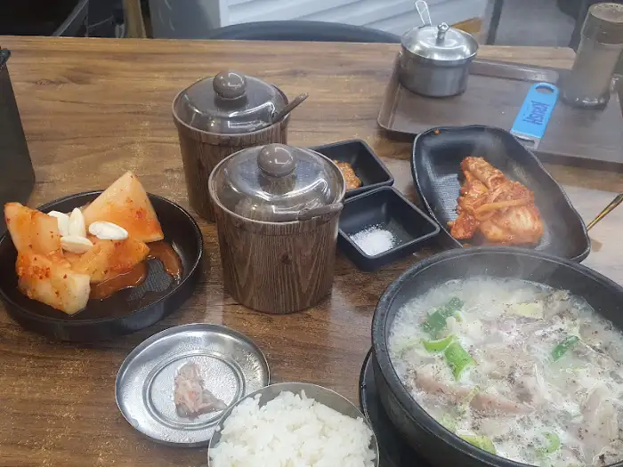순대국밥과 함께 나온 정식 반찬들