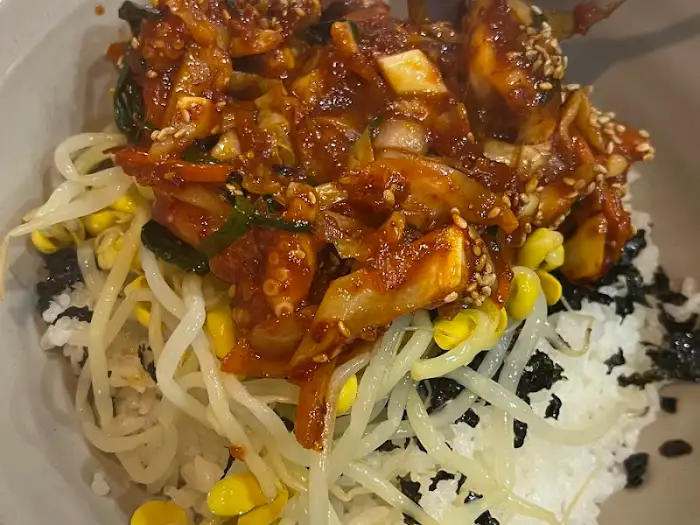 코다리찜과 밥, 콩나물을 비벼 먹는 모습