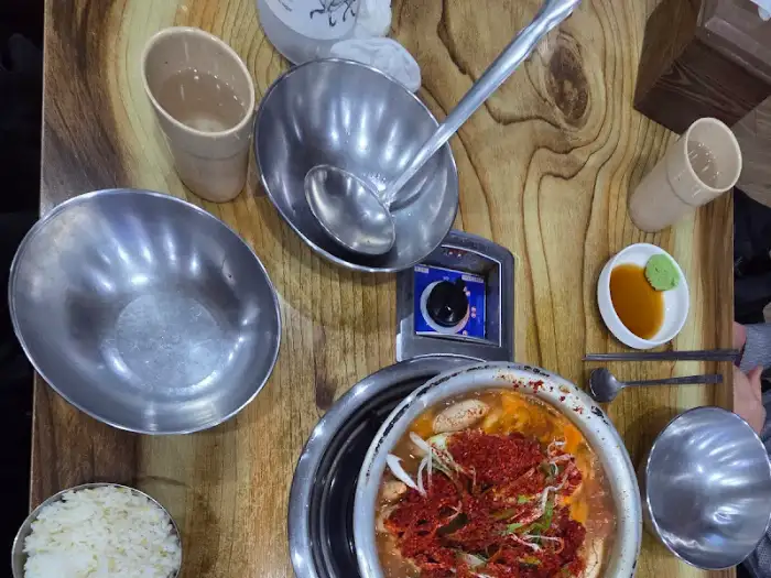식탁 위에 차려진 동태탕 한상차림