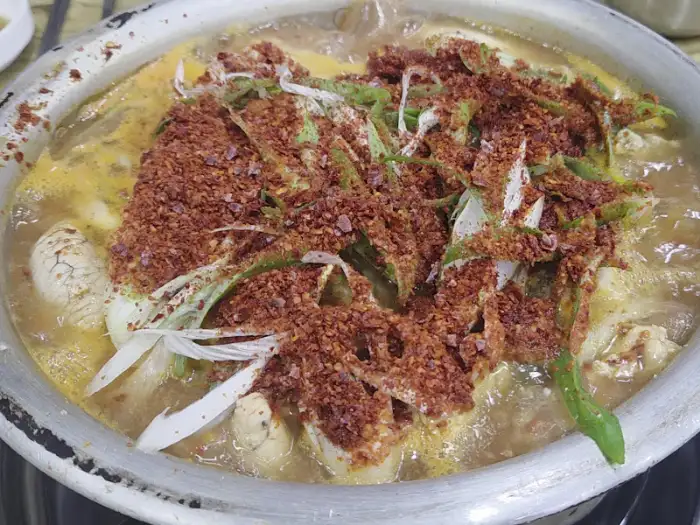 동태탕의 내용물이 보이는 클로즈업 사진