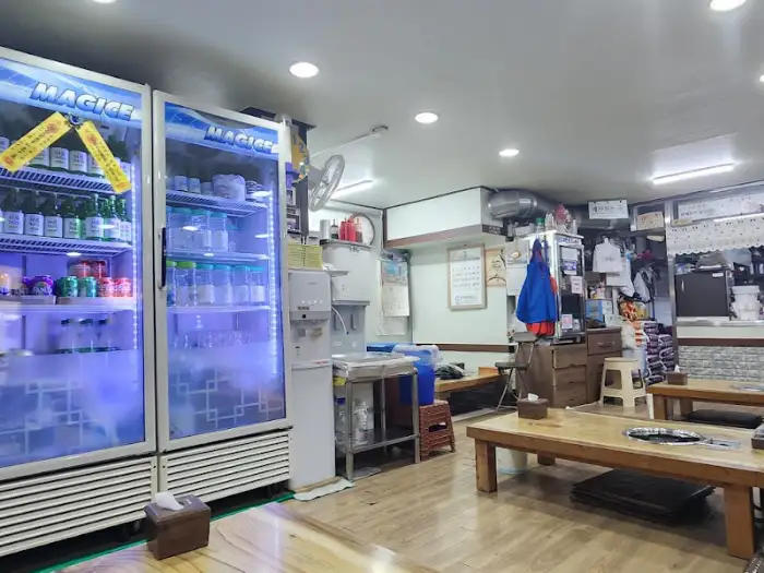 냉장고에 진열된 다양한 주류