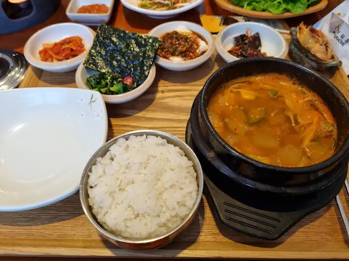 밥과 찌개, 그리고 다양한 반찬