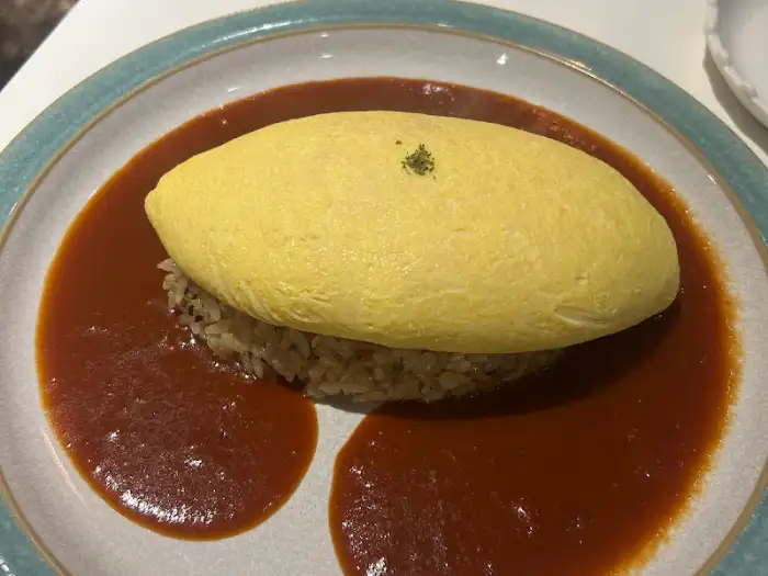 넓은 접시에 담겨 나온 토마토 소스 오므라이스