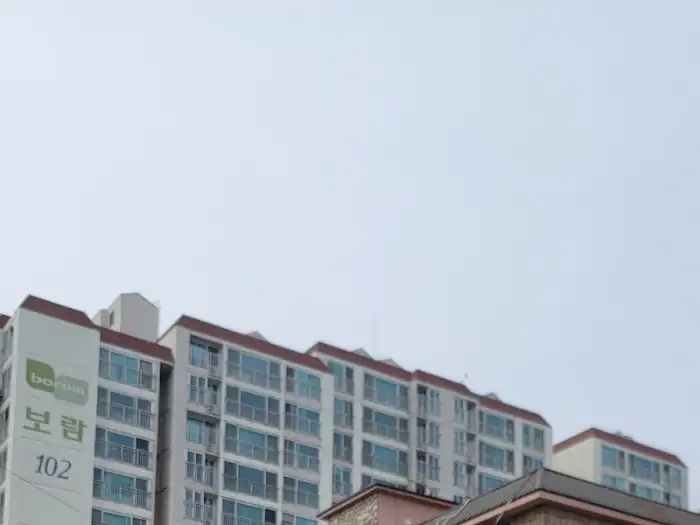 카페 전경과 주변 건물 모습