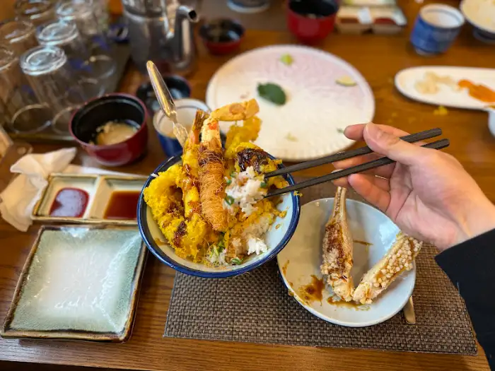 푸짐하게 올라간 텐동