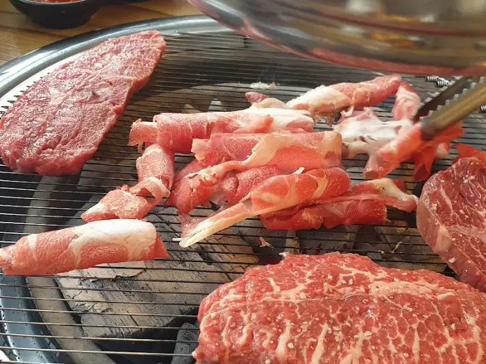 숯불 위 고기 이미지