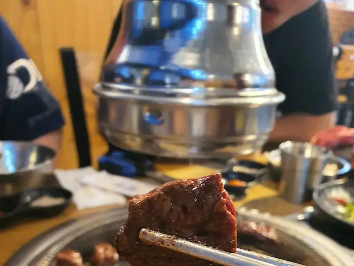 집게로 집은 고기 이미지