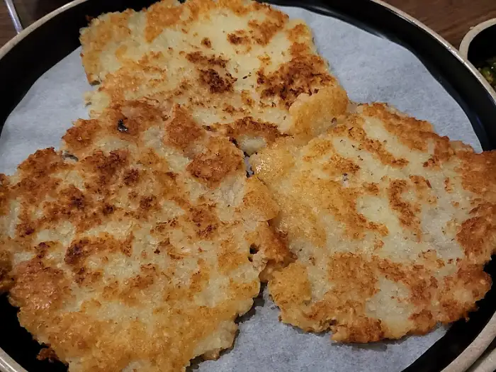 바삭하게 구워진 감자전