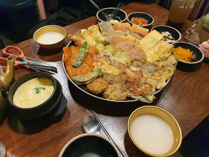 푸짐한 모듬전과 막걸리