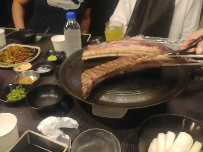 불판에 구워지는 우대갈비