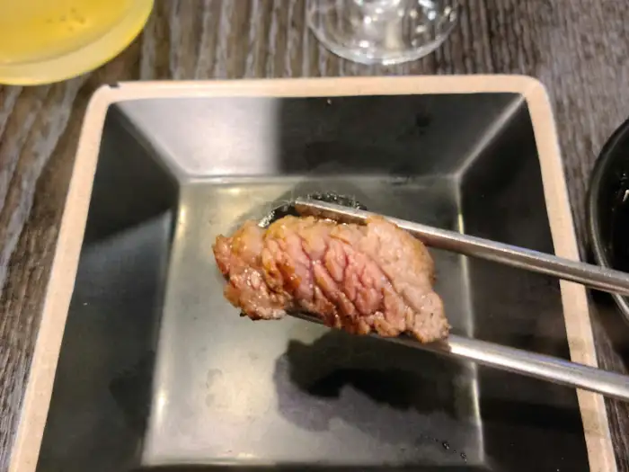 집게로 집은 우대갈비 한 점