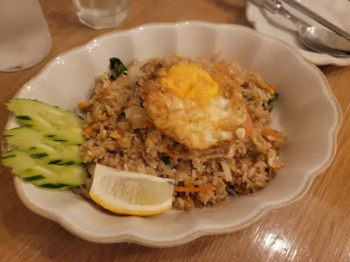 게살 볶음밥과 곁들임 찬