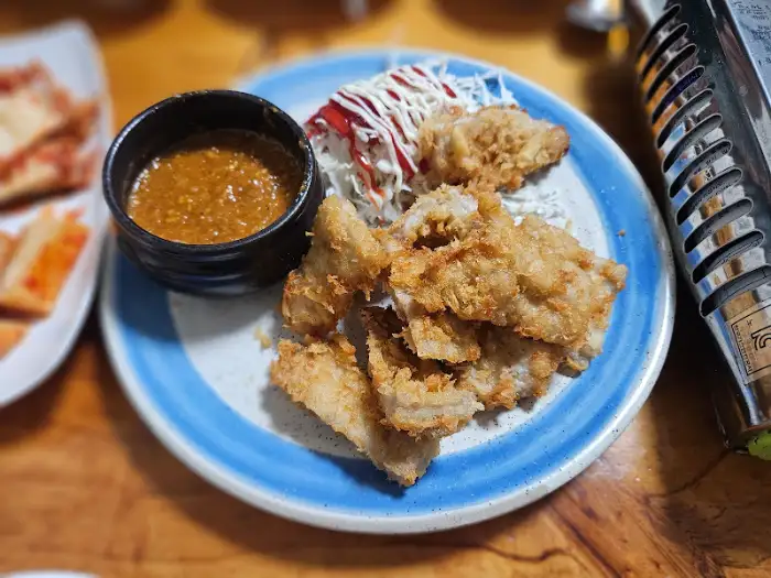 김치와 함께 나온 돈까스 클로즈업 사진