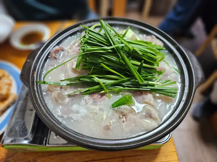 김이 모락모락 나는 수육 냄비의 윗부분 모습