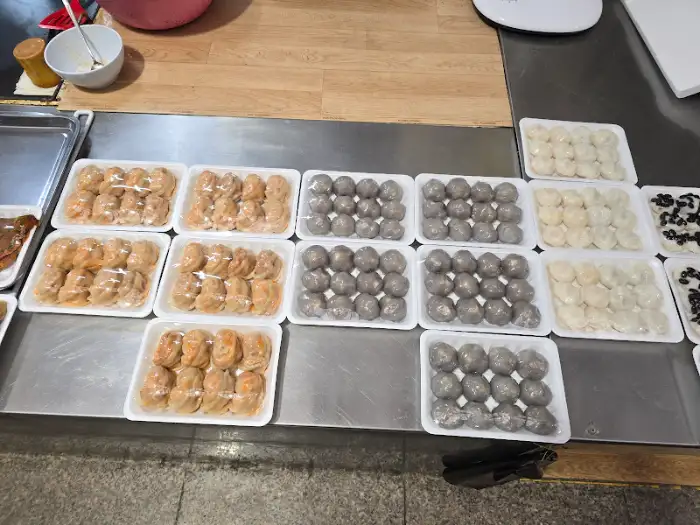 진열된 만두들의 모습. 여러 종류의 만두가 가지런히 놓여 있다.