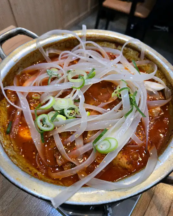 갈비찜 위 덮인 당면과 파채