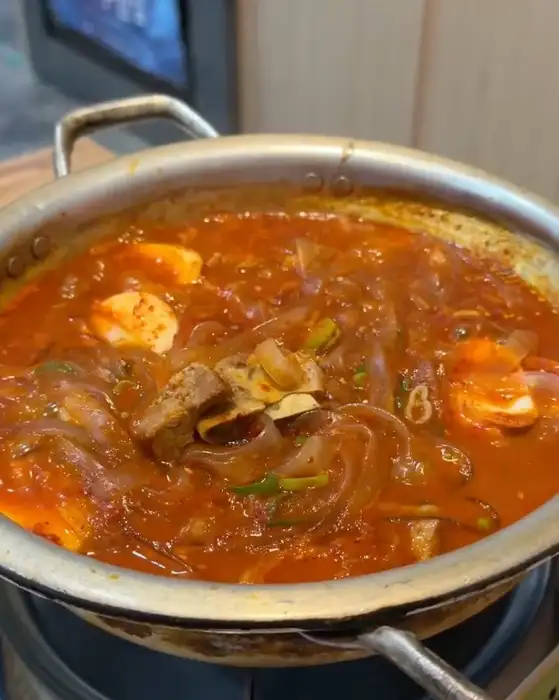 다양한 재료가 섞인 갈비찜
