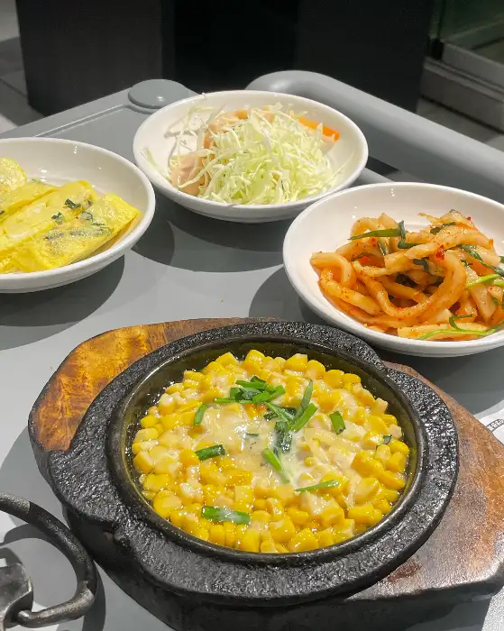 고소한 콘치즈와 곁들여 먹는 쭈꾸미