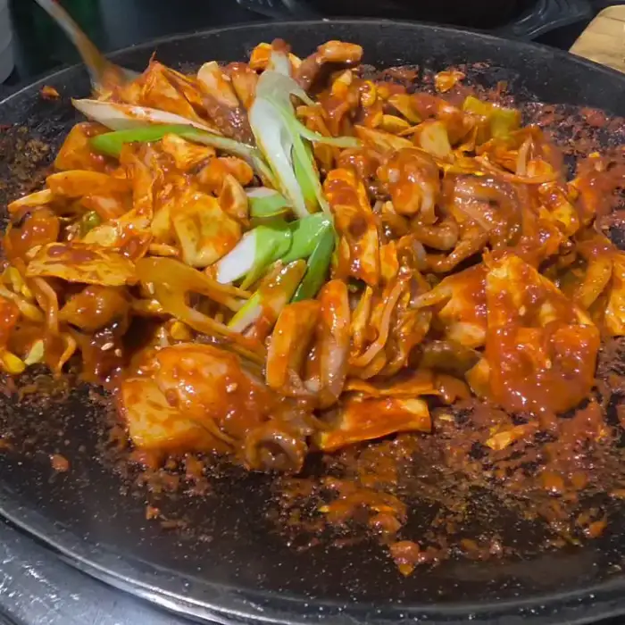 철판 위에서 맛있게 익어가고 있는 쭈꾸미와 채소