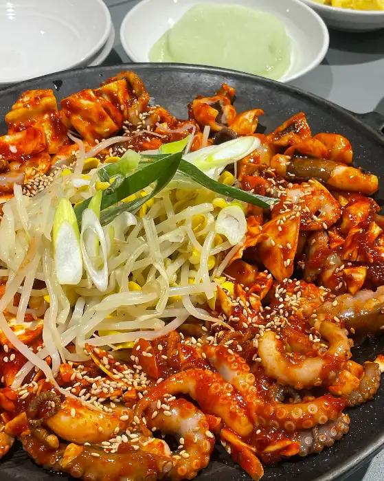 푸짐하게 담긴 쭈꾸미와 채소, 삼겹살