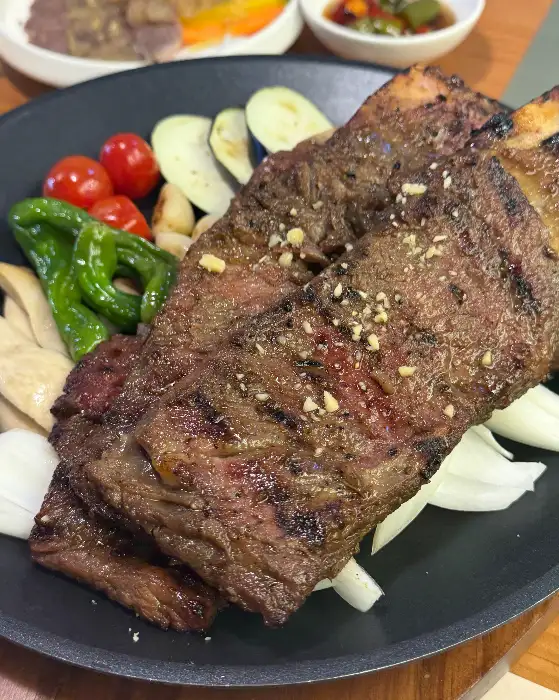 육즙 가득한 뼈갈비 구이의 먹음직스러운 모습