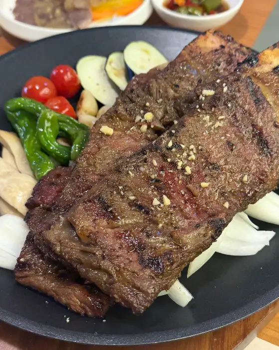 뼈갈비 구이와 함께 곁들여 먹기 좋은 채소와 곁들임 메뉴