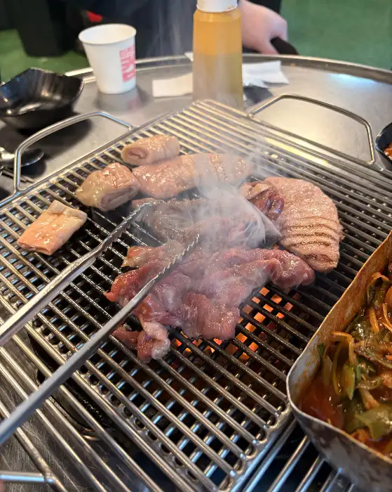 숯불 위에서 구워지는 고기