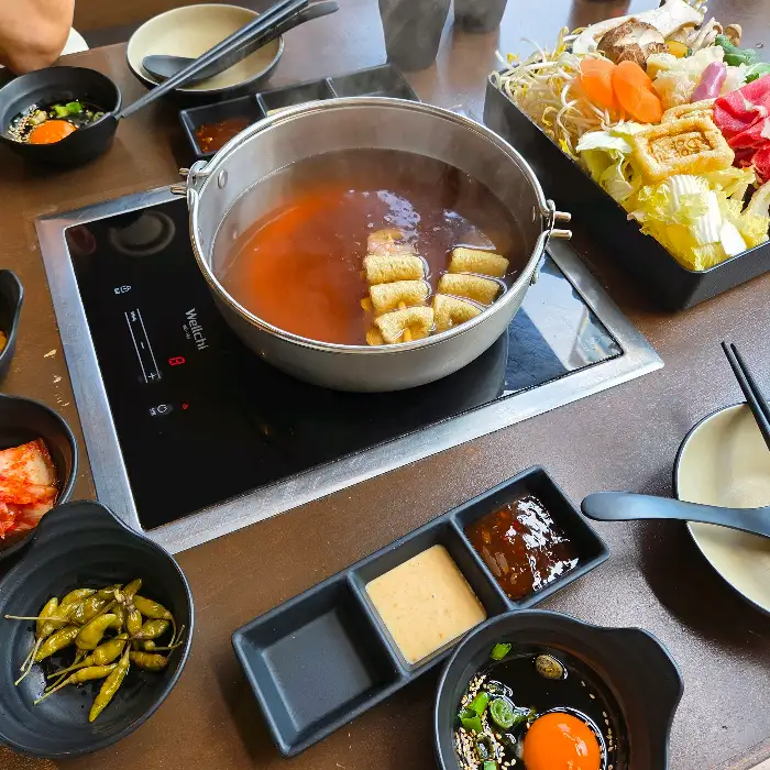 샤브샤브 육수에 익어가는 야채와 고기