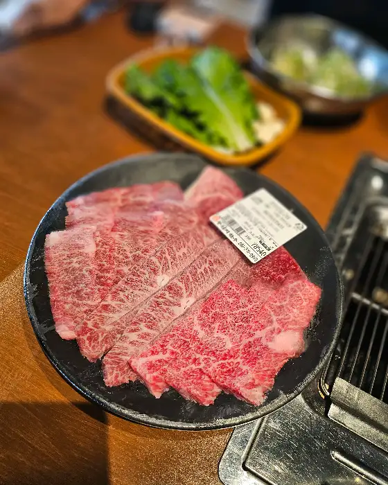 신선한 한우 고기가 접시에 담겨 있는 모습