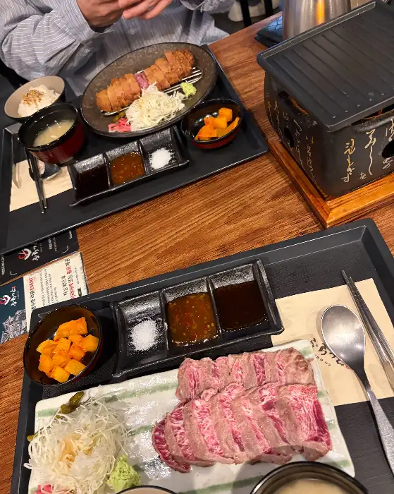 스테이크 덮밥과 함께 나온 상차림