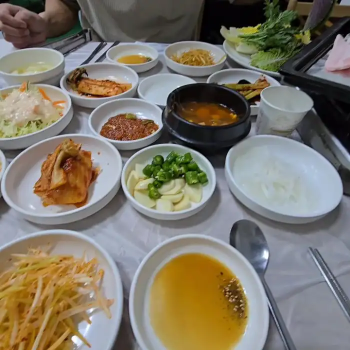 신선한 쌈 채소와 곁들여 먹을 수 있는 여러 반찬